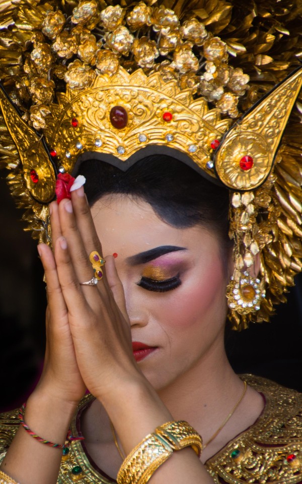 Traditional balinese headdress discount