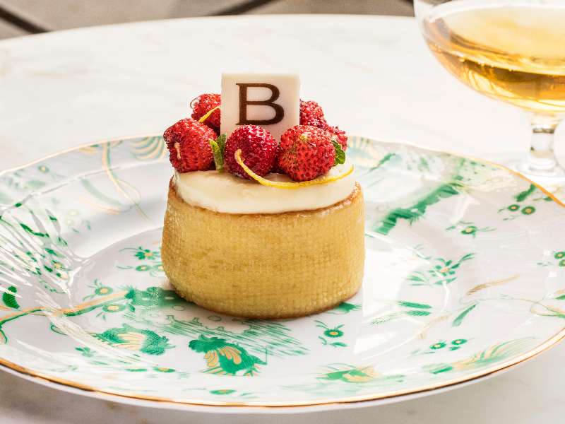 Bulgari Hotels Babà con Crema Fragole