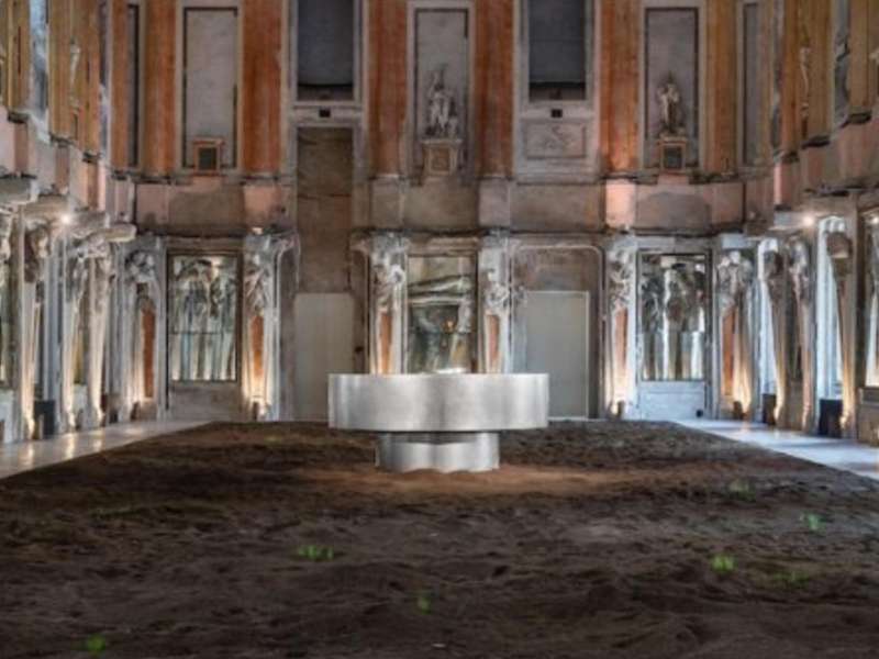 Nico Vascellari, Pastorale, 2025, Terra, acciaio inox, latex, impianto a pressione, compressori, sementi, impianto di irrigazione | Foto: Melania Dalle Grave &ndash; DSL Studio | Courtesy Studio Nico Vascellari
