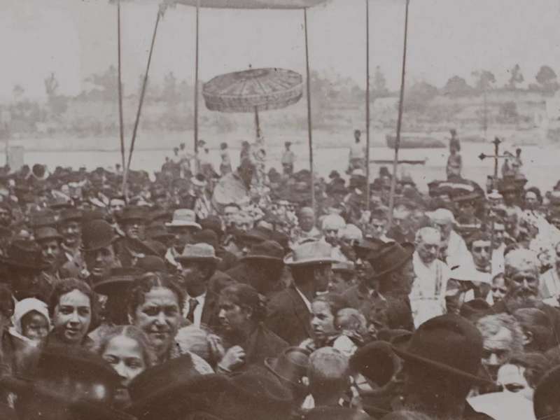 Anonymous, Brindisi: Foule sur le Port, 1893, Collection Mus&eacute;e H&eacute;bert - Mus&eacute;e d'Orsay | Courtesy &copy; Mus&eacute;e d&rsquo;Orsay, Dist. RMN-Grand Palais / Alexis Brandt