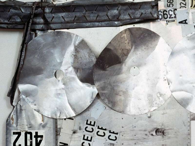 Robert Rauschenberg, Trasmettitore Argento Glut (Neapolitan), 1987, assemblage di metallo e targhe automobilistiche, 249 &times; 320 &times; 32 cm, Collezione Luigi e Peppino Agrati - Intesa Sanpaolo