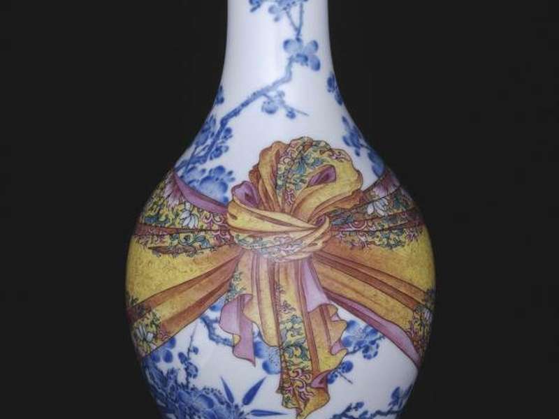 Vase with knotted fabric decoration, China, Qing Dynasty (1644-1911), Qianlong reign and mark (1736-1795), Porcelain with famille rose enamel decoration, 20.6 &times; 10 cm | &copy; Grand Palais Rmn / Mus&eacute;e Guimet / Thierry Ollivier