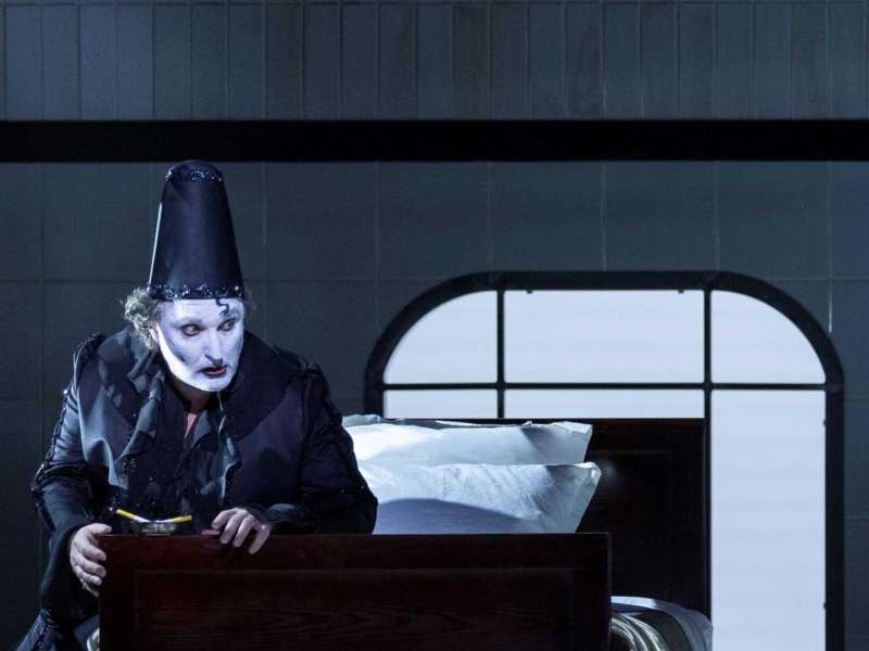 A scene from Hamlet directed by Krzysztof Warlikowski | Courtesy &copy; Opera National de Paris | Photo: Elisa Haberer / OnP