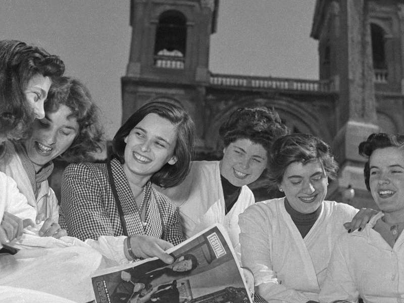 Lucia Bos&egrave;, on the steps of Trinit&agrave; de' Monti | Courtesy Archivio Luce