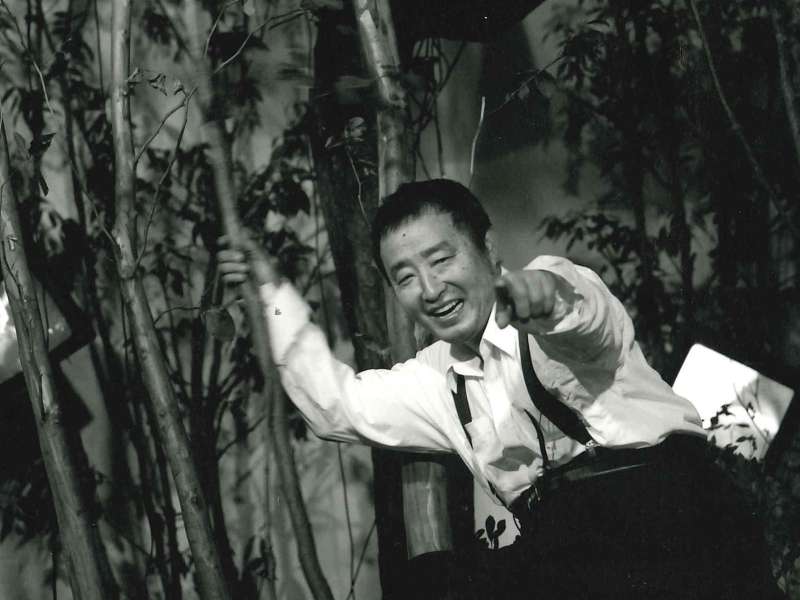 Nam June Paik davanti a "Cage Forest / The Revelation of the Forest", 1993 | Photo: Courtesy &copy; Eiichiro Sakata