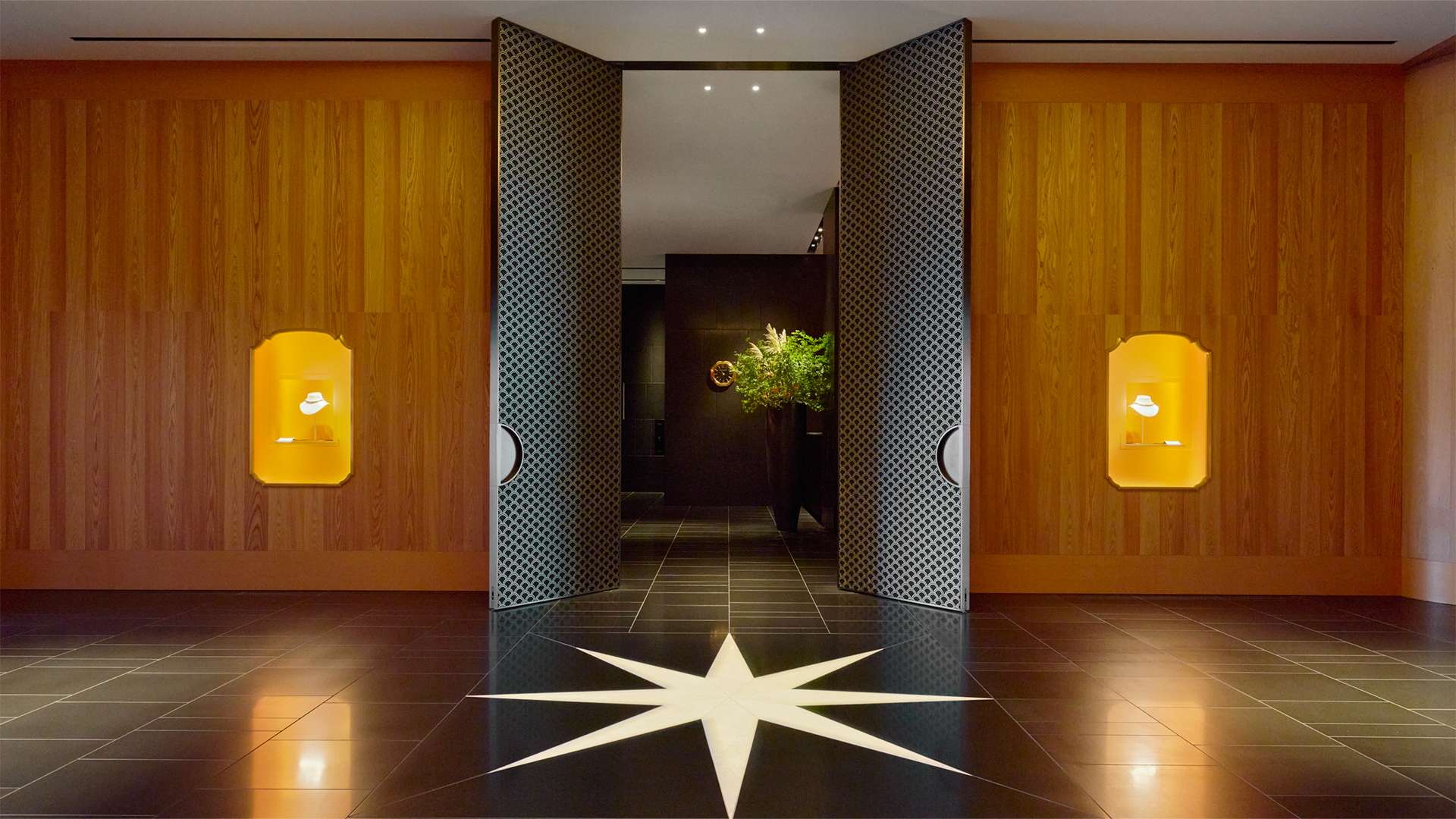 ブルガリ カレイドス 色彩・文化・技巧」展開催を記念しブルガリ