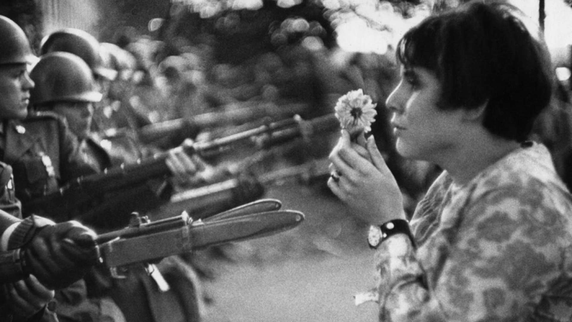 Marc Riboud, La Jeune fille &agrave; la fleur, Manifestation contre la guerre au Vietnam, Washington, &Eacute;tats-Unis, 1967 | &copy; Marc Riboud / Fonds Marc Riboud, MNAAG