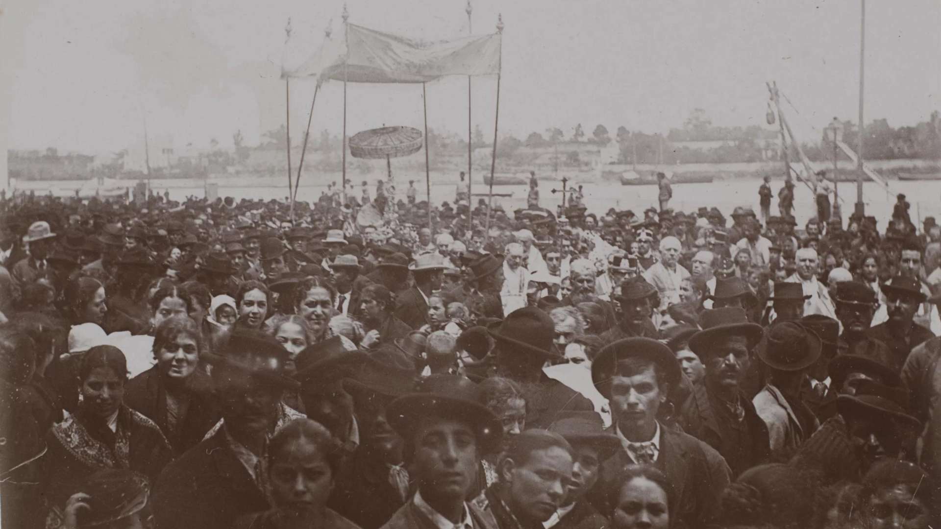 Anonymous, Brindisi: Foule sur le Port, 1893, Collection Mus&eacute;e H&eacute;bert - Mus&eacute;e d'Orsay | Courtesy &copy; Mus&eacute;e d&rsquo;Orsay, Dist. RMN-Grand Palais / Alexis Brandt