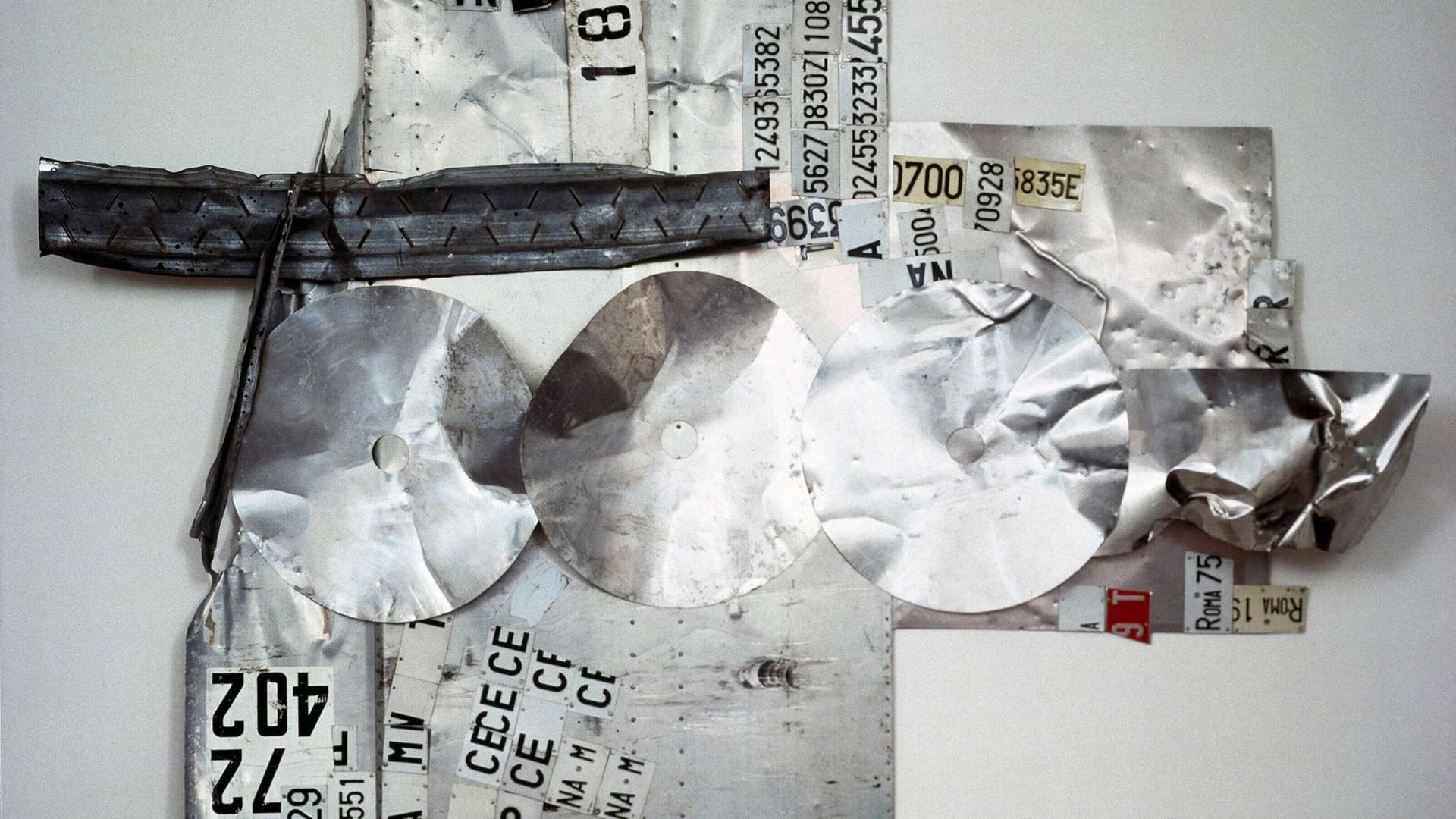 Robert Rauschenberg, Transmitter Argento Glut (Neapolitan), 1987, assemblage of metal and car license plates, 249 &times; 320 &times; 32 cm, Luigi and Peppino Agrati Collection - Intesa Sanpaolo