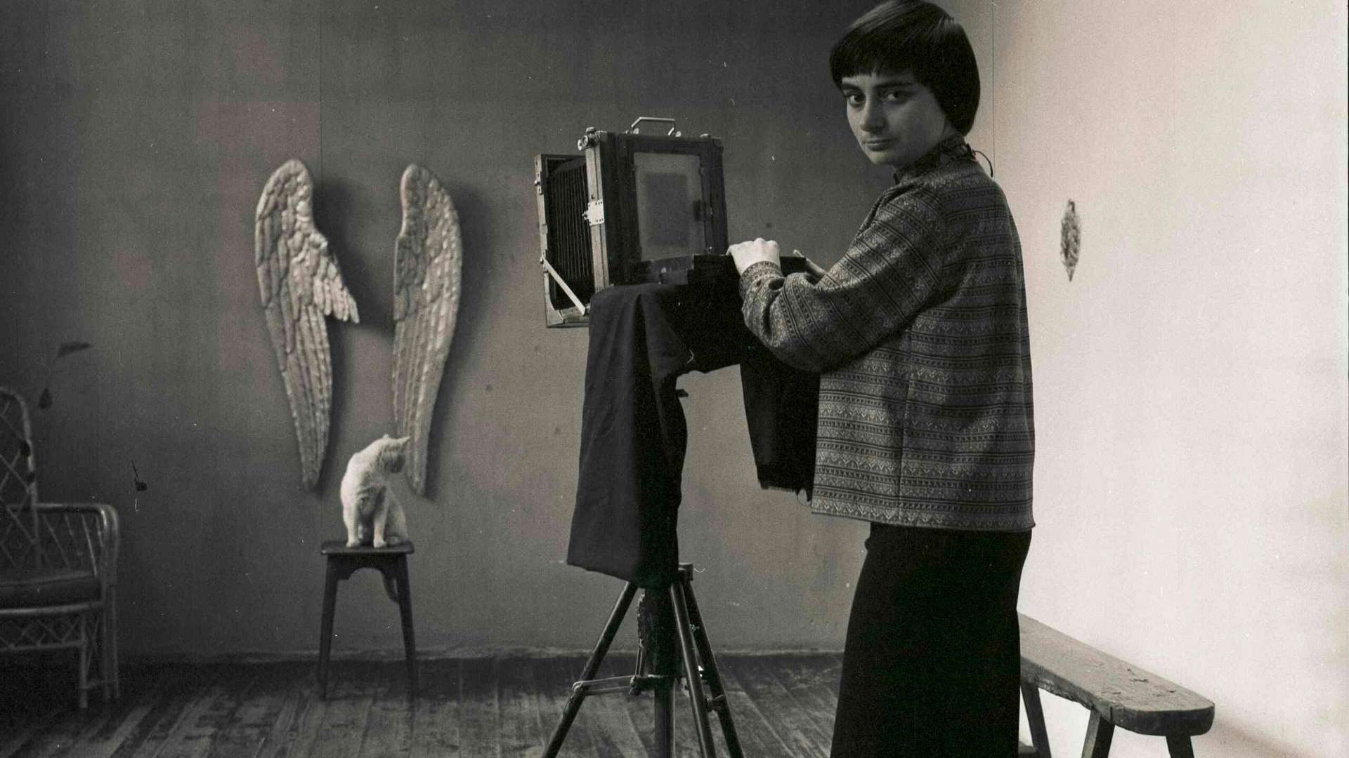 Agn&egrave;s Varda, Autoportrait dans son studio rue Daguerre, Paris 14e, 1956 | &copy; Succession Agn&egrave;s Varda