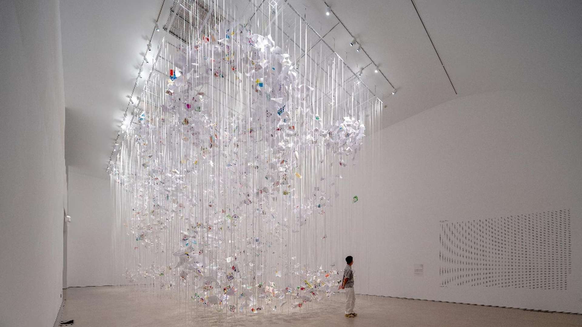 Chiharu Shiota, The Moment the Snow Melts | Courtesy MUDEC - Museo delle Culture, Milano
