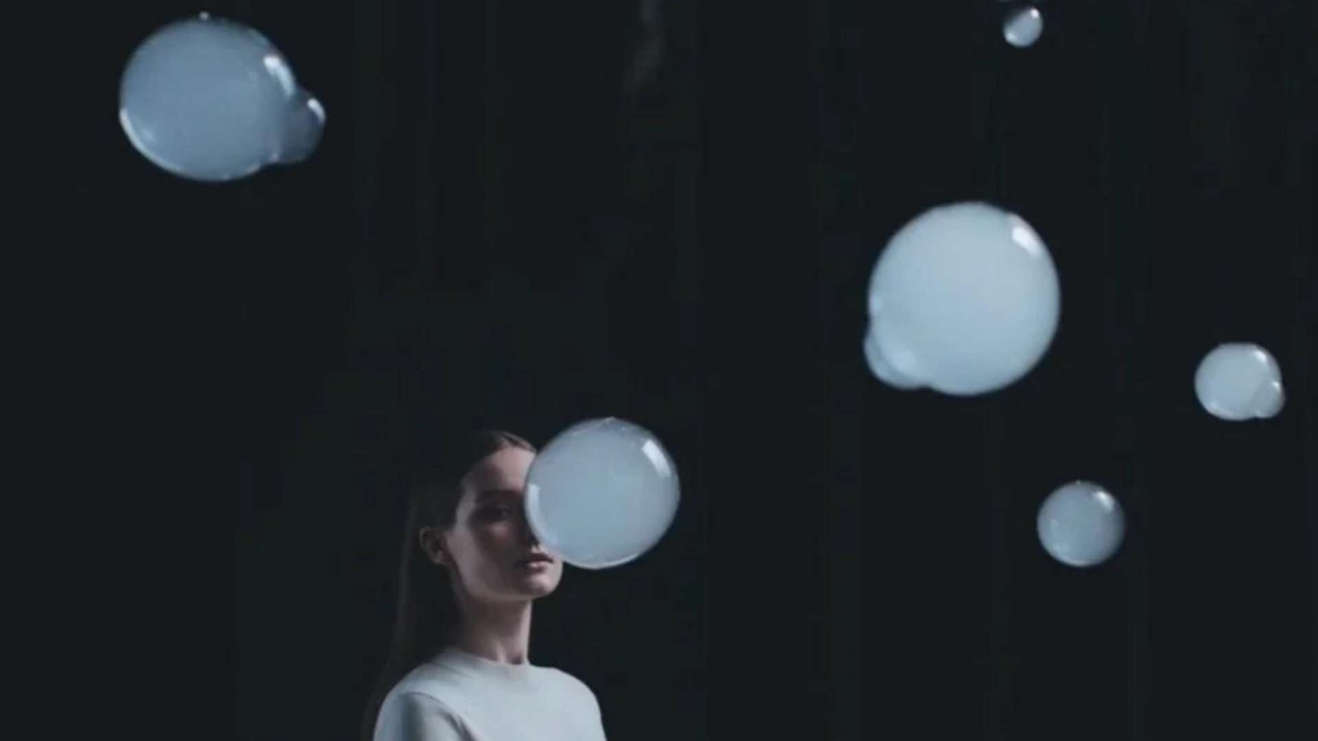A.A.Murakami, New Spring, 2017, Aluminum, robotics, bubble, fog, and scent, 700 &times; 700 &times; 700 cm, Installation view: Studio Swine x COS, New Spring, Salone del Mobile 2017, Milan