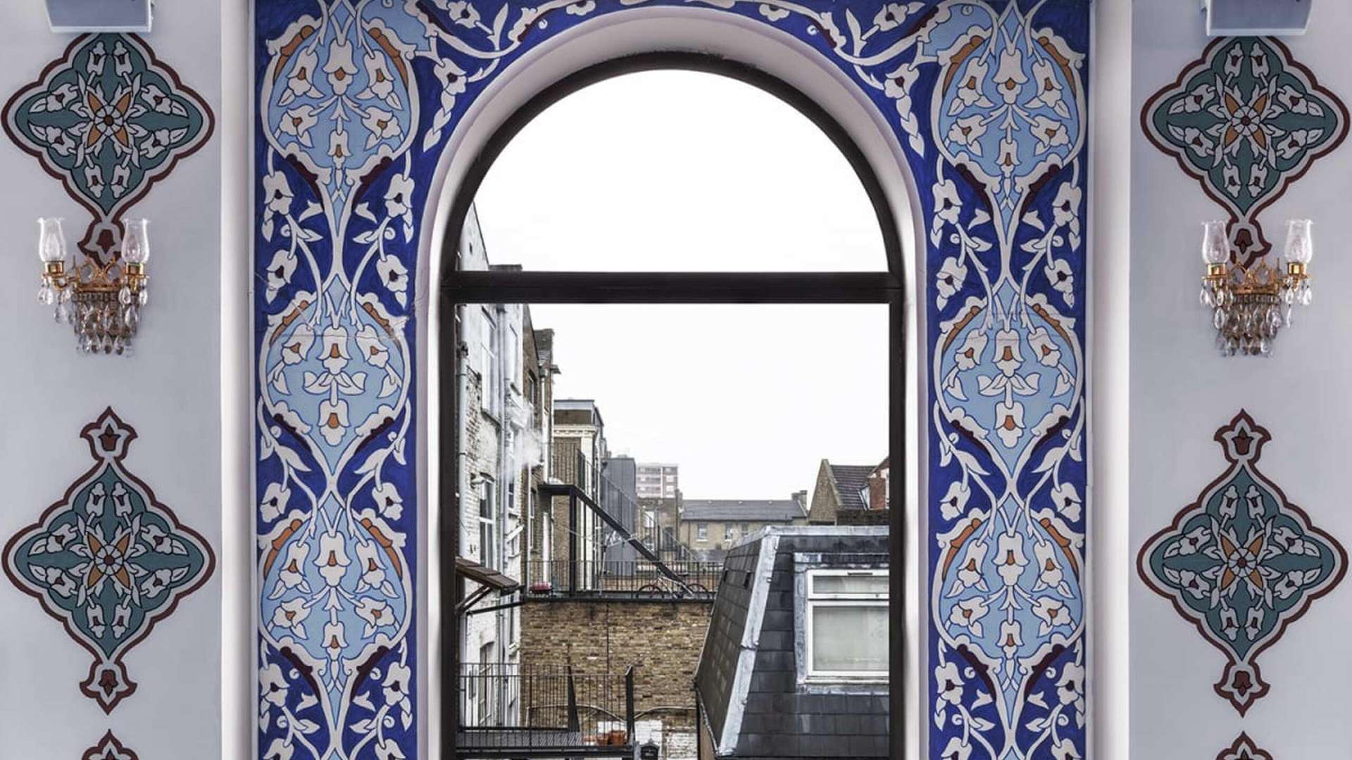 Marwan Bassiouni, New British Views #06, England, 2021, Pigment print on fine art paper mounted on Dibond, 166 &times; 125 cm | Courtesy &copy; Lawrie Shabibi, Dubai