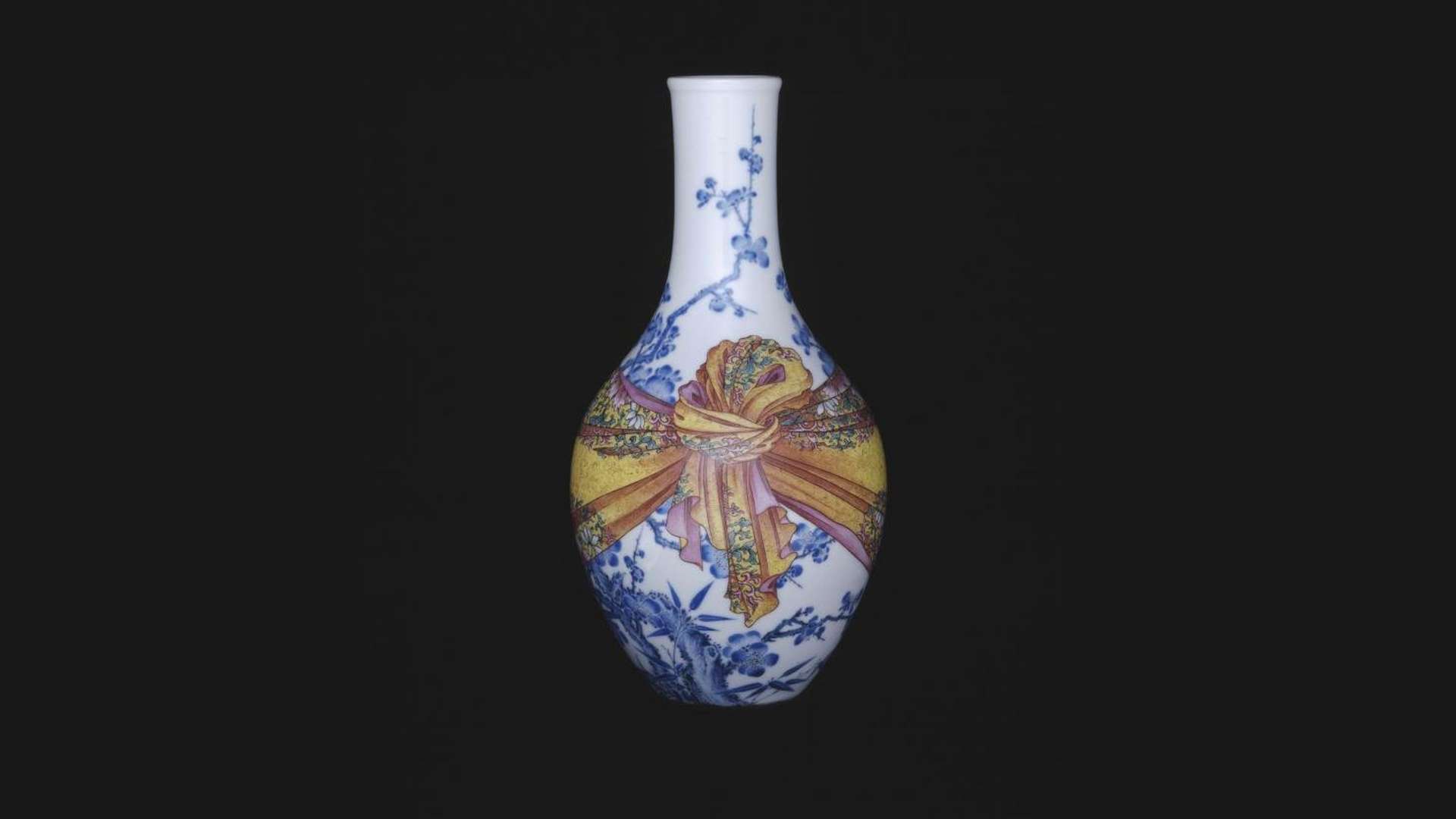 Vase with knotted fabric decoration, China, Qing Dynasty (1644-1911), Qianlong reign and mark (1736-1795), Porcelain with famille rose enamel decoration, 20.6 &times; 10 cm | &copy; Grand Palais Rmn / Mus&eacute;e Guimet / Thierry Ollivier