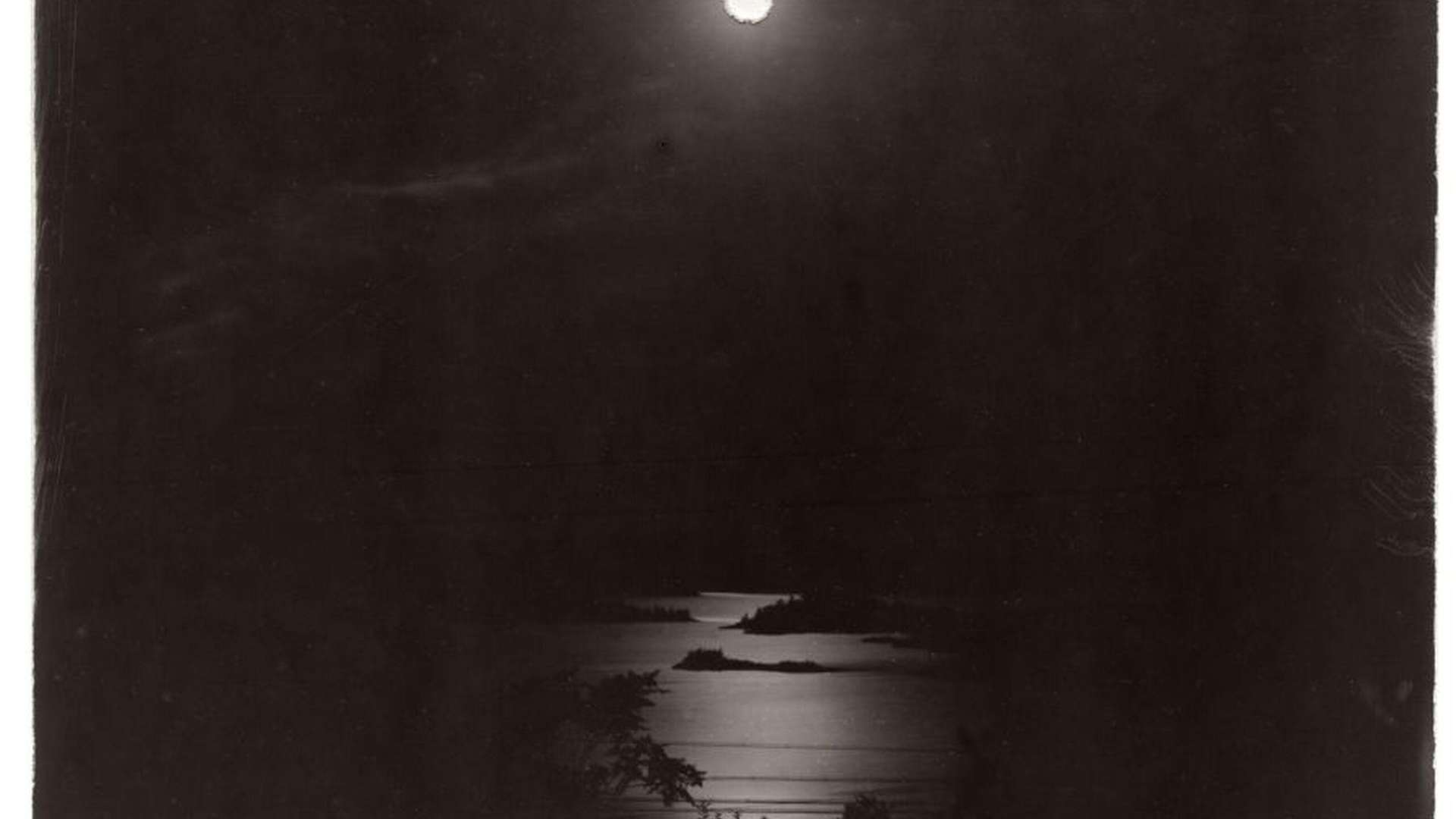 Cai Dongdong, The Mooved Moon, 2016, Stampa alla gelatina d'argento, 25&nbsp;&times; 26.5 cm (foto), 34&nbsp;&times; 36 cm (con cornice), edizione di 6 + 2AP | &copy; Cai Dongdong | Courtesy Cai Dongdong / Galerie Urs Meile