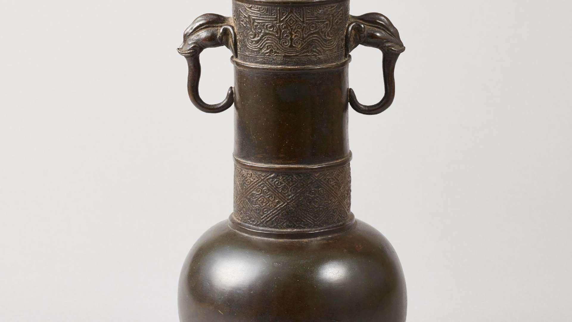 Contenitore per fiori con manici a forma di elefante, noto come "Kinenari", Cina, Dinastia Yuan, XIV secolo | Courtesy Sen-oku Hakukokan Museum di Tokyo