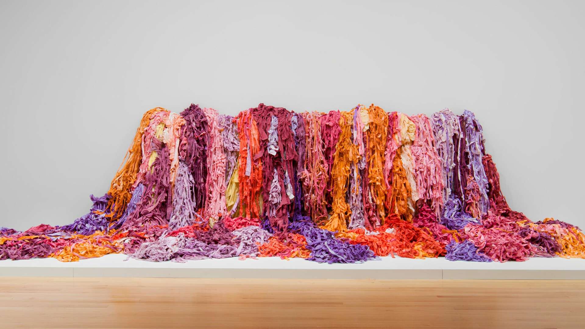 Sheila Hicks, Wow Bush/Turmoil in Full Bloom, 1977, Cotton, dimensioni variabili/dimension variable, Philadelphia Museum of Art,&nbsp; Gift of Anonymous Donor