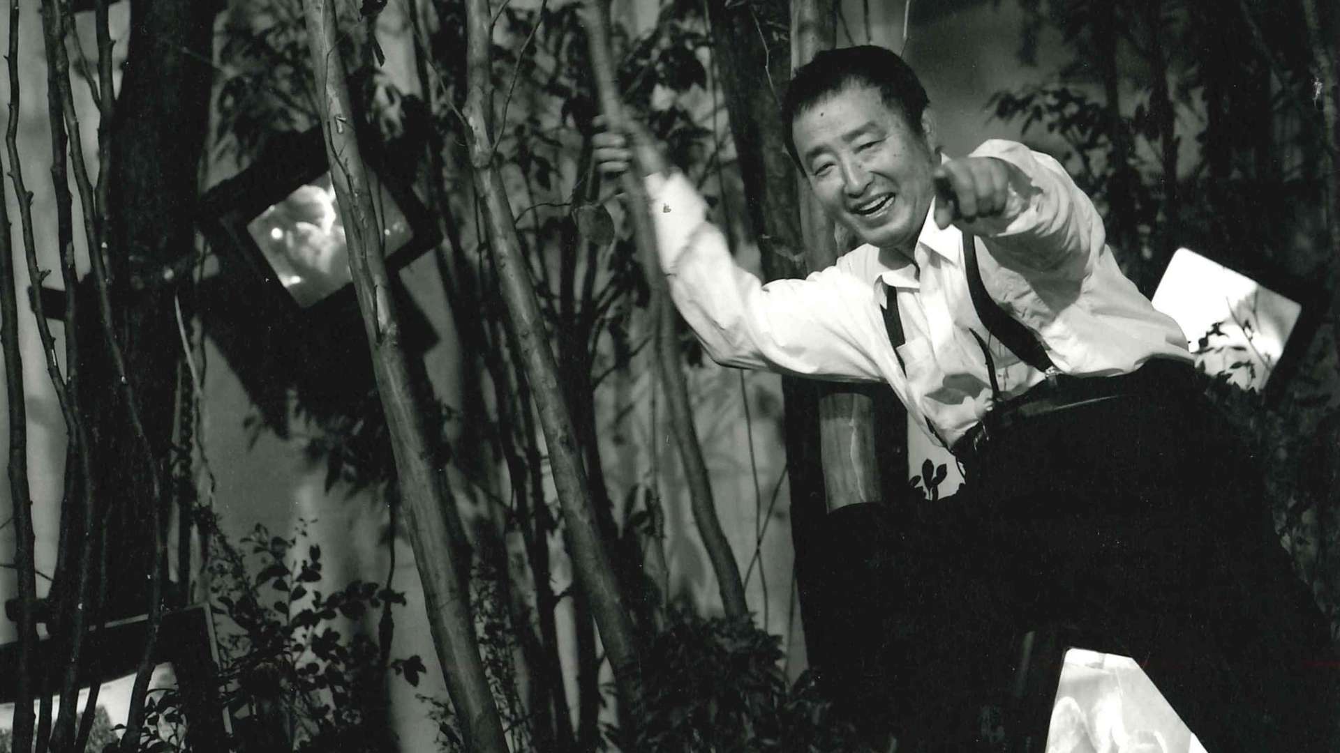 Nam June Paik davanti a "Cage Forest / The Revelation of the Forest", 1993 | Photo: Courtesy &copy; Eiichiro Sakata