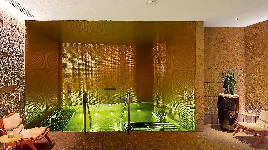 Luxury Spa hotel in London with pools 