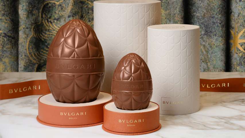 Uova con scatole e nastro